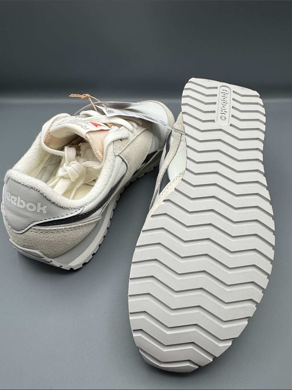 Reebok Classic Women’s AZ Running Shoes - Picture 7 of 8